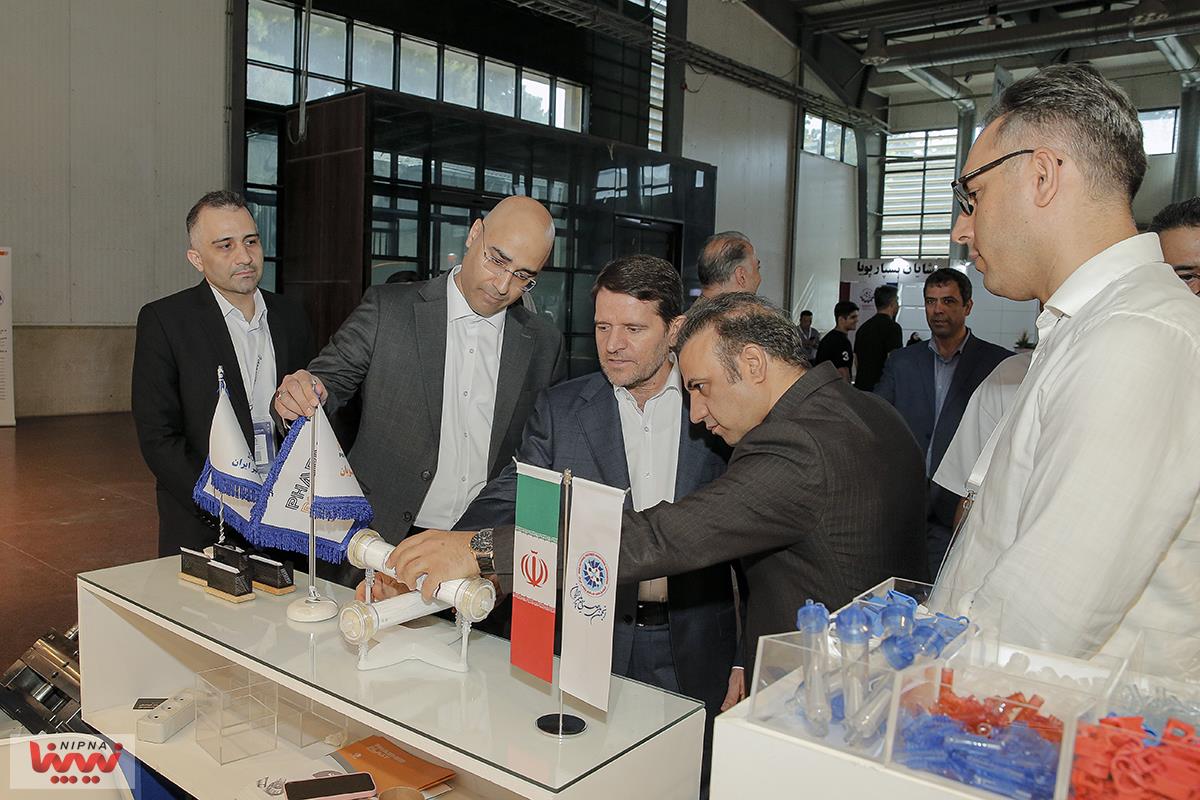 بازدید دکتر حسن عباس زاده معاون وزیر نفت و مدیرعامل شرکت ملی صنایع پتروشیمی در روز سوم از نوزدهمین نمایشگاه بین المللی ایران پلاست (2) 27